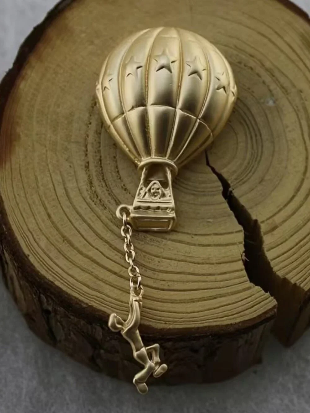 HANGIN' ON BROOCH